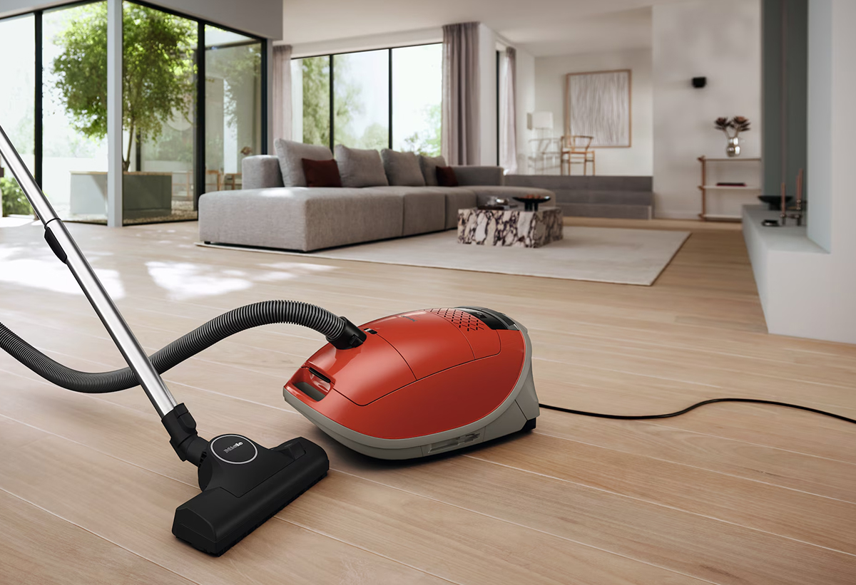 Απεικονίζεται ολόκληρη η σκούπα στο κέντρο ενός σαλονιού.